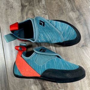 Black Diamond Momentum kids rock climbing shoes size 3. Used twice. In box!